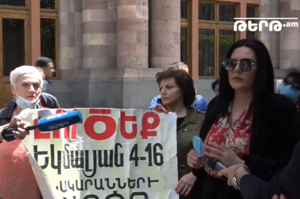 «Իրեն, որ տուն էր պետք, տեսանք՝ ինչ փողեր ծախսեց, դաչան վերանորոգեց, իսկ մենք, որ փողոցում ենք, չի մտածում մեր մասին». Եկմալյան փողոցի բնակիչը՝ վարչապետին (տեսանյութ)